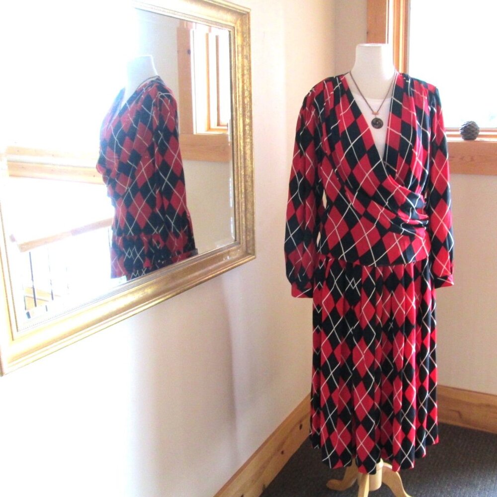 Size 8 Kevan Hall Couture 100% Silk Black and Red Skirt Suit